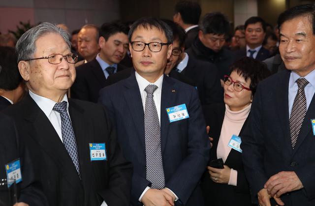 KT의 차기 CEO로 내정된 구현모 사장(가운데)이 1월 13일 오후 서울 강남구 역삼동 한국과학기술회관에서 열린 2020년 과학기술인·정보방송통신인 신년인사회에 참석하고 있다. [사진=연합뉴스]