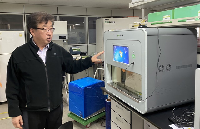 CEO Park Han-oh contributed to laying the foundation for domestic PCR diagnostic equipment by choosing to start a business 28 years ago in the postdoctoral course at MIT and at the start-up crossroads.  CEO Park revealed that he is focusing on the final study of diagnostic equipment that can be diagnosed directly in the field. <Photo = Reporter Gil Ae-kyung>