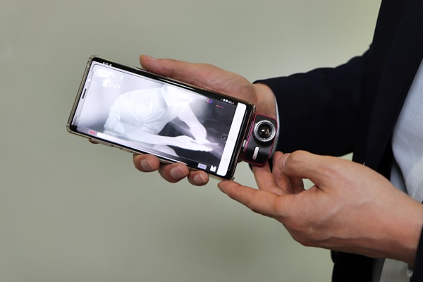 Representative Han Jeong introduces a self-developed thermal imaging camera for smartphones.  It is small in size and easy to move, so it is easy to use.