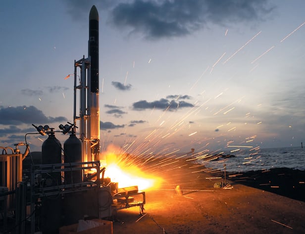 지난해 12월 제주도에서 엔진 연소 실험 중인 소형 로켓. 로켓을 만든 페리지에어로스페이스는 소형 로켓 기술을 파는 토종 딥테크 스타트업으로, 국내 스타트업 최초로 액체 로켓 발사 실험에 성공했다. /페리지에어로스페이스